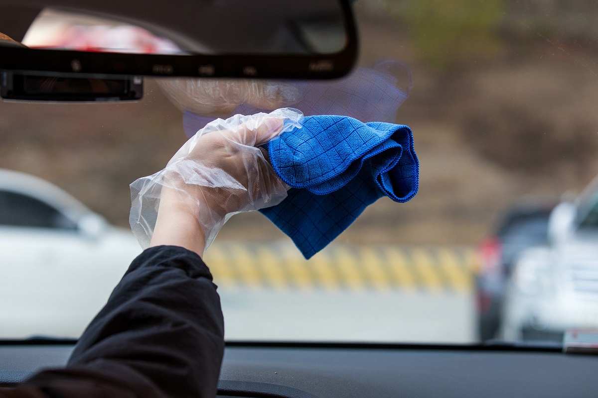 How to Clean Car Glass Without Streaks