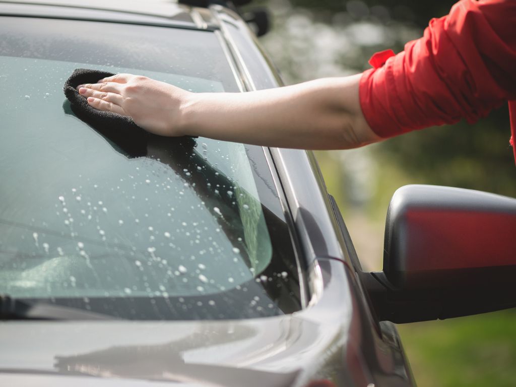 How to Clean the Car Front Glass