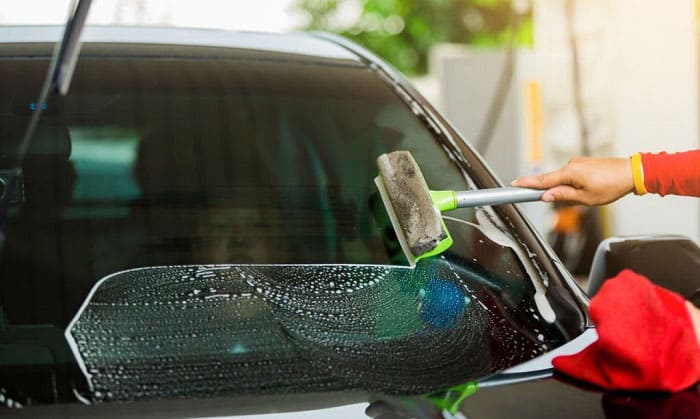 How to Clean the Front Glass of Car